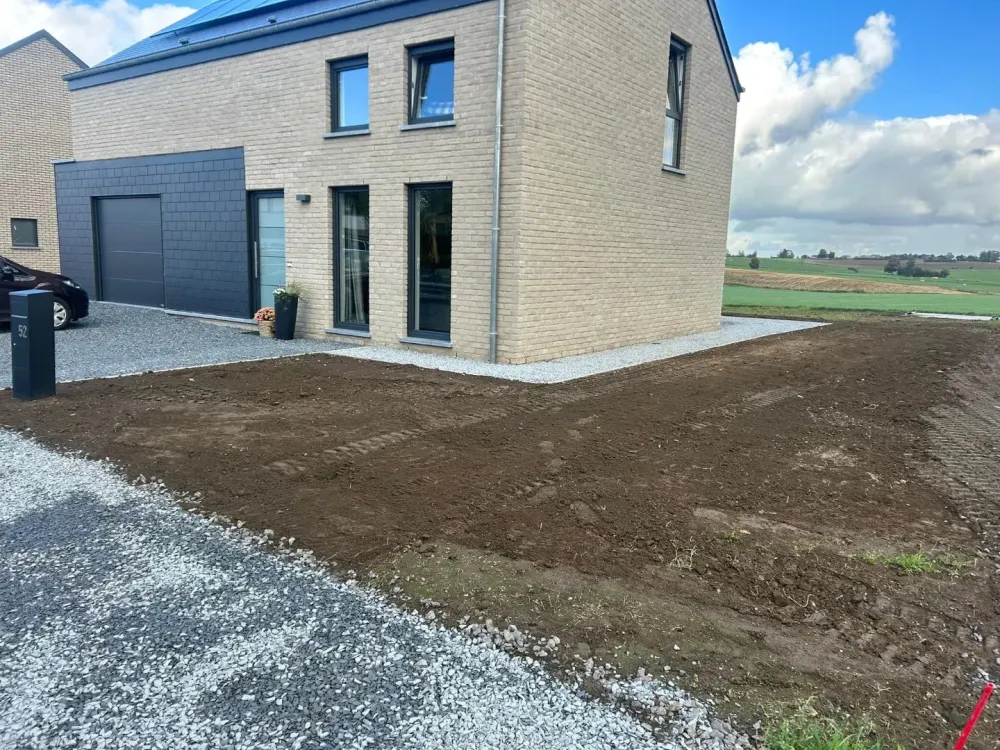 Devant maison terrassement